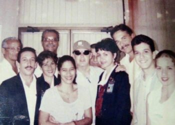 Paul McCartney con gafas, al centro, entre el personal del aeropuerto de Santiago de Cuba que lo atendió el 14 de enero del 2000. Foto: Carlos Manuel Rivera.