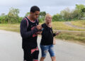 El cubano Dariel Cruz García (i) camina junto a su madre Yaquelin Cruz García este miércoles, tras su salida de una prisión en La Habana luego del anuncio sobre excarcelaciones por parte del Gobierno cubano. Foto: Ernesto Mastrascusa / EFE.