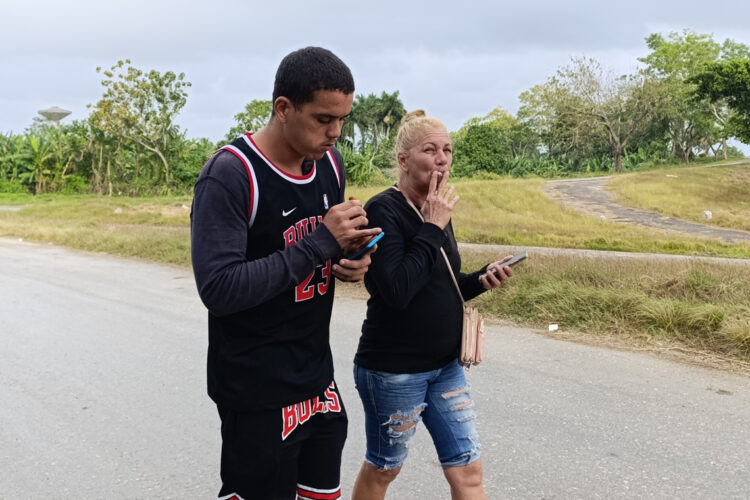 El cubano Dariel Cruz García (i) camina junto a su madre Yaquelin Cruz García este miércoles, tras su salida de una prisión en La Habana luego del anuncio sobre excarcelaciones por parte del Gobierno cubano. Foto: Ernesto Mastrascusa / EFE.