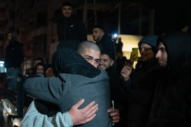 Palestinos celebran tras el regreso de 90 presos y detenidos palestinos liberados por Israel, en Cisjordania. Foto: Magda Gibelli / EFE.