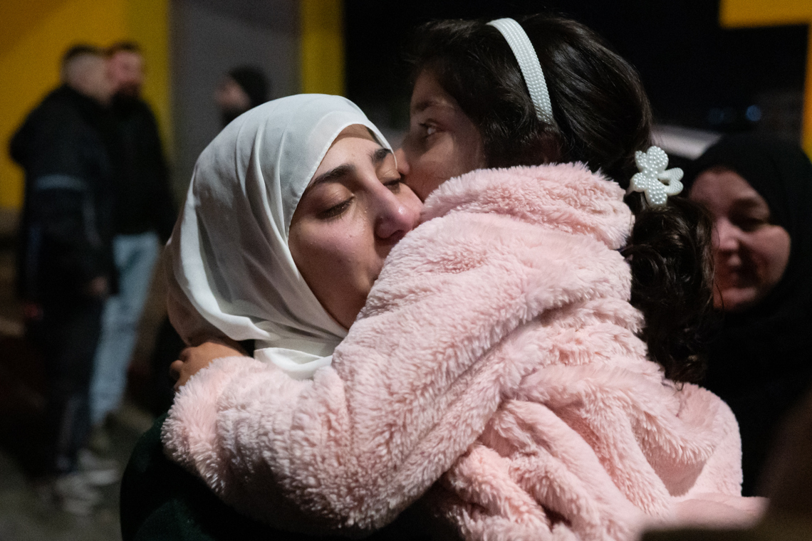 Palestinos celebran tras el regreso de 90 presos y detenidos palestinos liberados por Israel, en Cisjordania. Foto: Magda Gibelli / EFE.