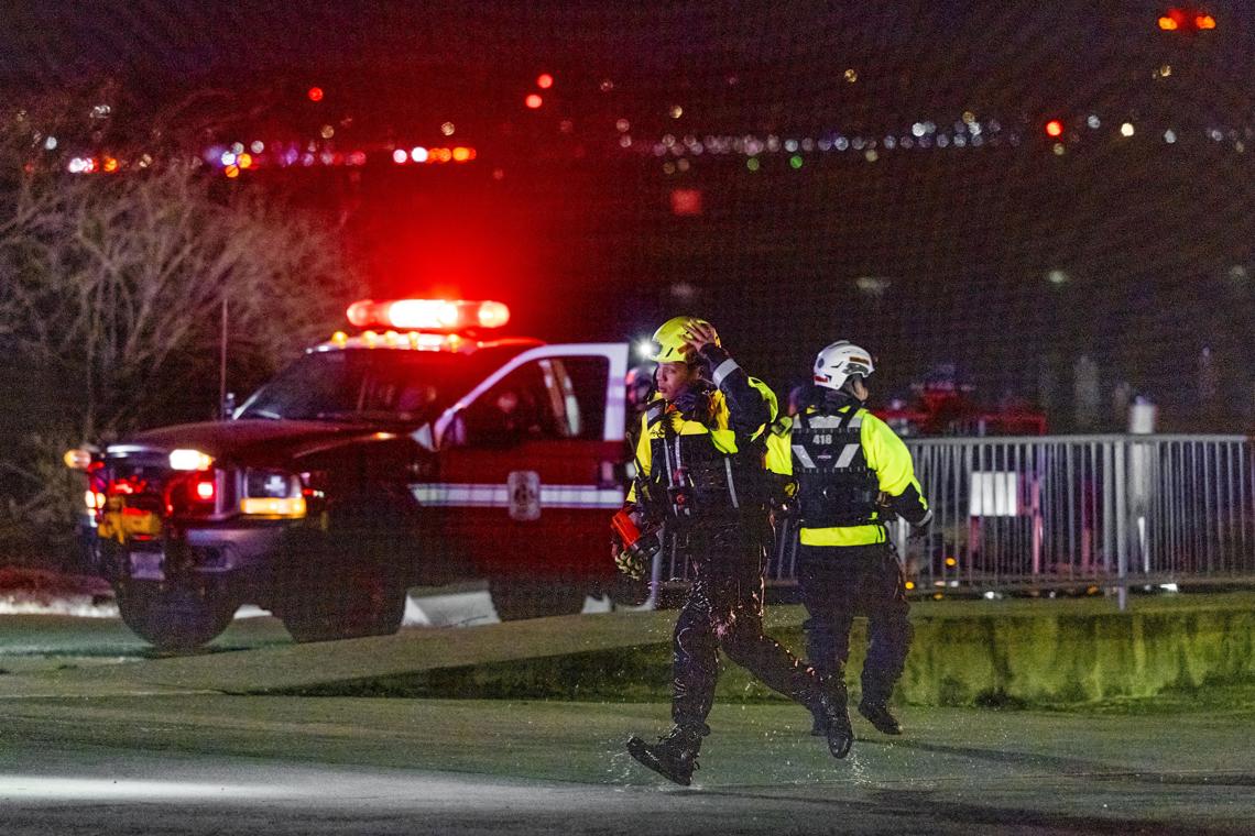 Socorristas durante la operación de búsqueda y rescate tras el choque en el aire de un avión de pasajeros y un helicóptero militar en Washington, el 29 de enero de 2025. Foto: Shawn Thew / EFE.