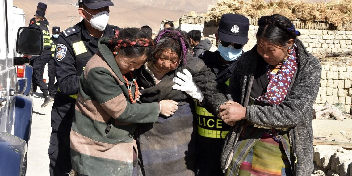 Rescatistas trasladan a personas heridas por un fuerte terremoto, en la aldea de Zhacun del condado de Dingri en Xigaze, región autónoma de Xizang, en el suroeste de China, el 7 de enero de 2025. Foto: Liu Yousheng / Xinhua / EFE.