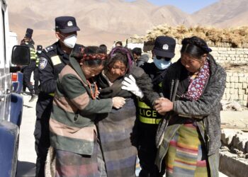 Rescatistas trasladan a personas heridas por un fuerte terremoto, en la aldea de Zhacun del condado de Dingri en Xigaze, región autónoma de Xizang, en el suroeste de China, el 7 de enero de 2025. Foto: Liu Yousheng / Xinhua / EFE.