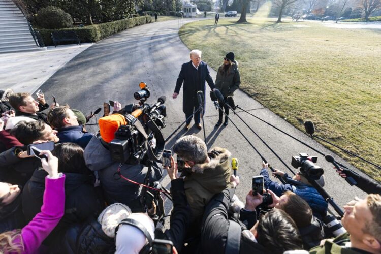 Donald y Melania Trump ante la prensa en la Casa Blanca, 24 de enero de 2025. Foto: EFE/EPA/JIM LO SCALZO