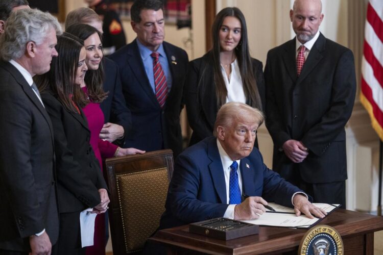 Trump firmando la Ley Laken Riley en el Salón este de la Casa Blanca en Washington, el 29 de enero de 2025. Foto: JIM LO SCALZO/EFE.