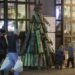 La gente pasa junto a un árbol de Navidad hecho con munición usada e instalado cerca de una cafetería en la víspera de Año Nuevo en el centro de Kiev, Ucrania, el 31 de diciembre de 2024. Foto: EFE/EPA/SERGEY DOLZHENKO.