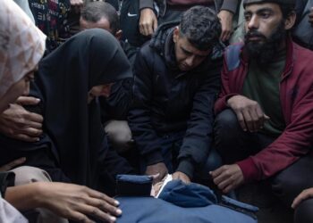 Familiares del periodista palestino Ahmed Al-Shayah lloran después de su muerte en un ataque aéreo israelí. Foto: Haitham Imad / EFE.