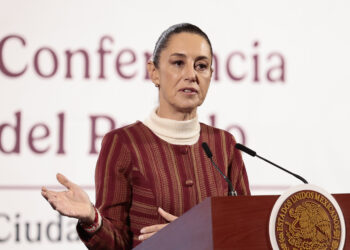 La presidenta de México, Claudia Sheinbaum, habla en una conferencia de prensa este viernes, en Palacio Nacional de la Ciudad de México Foto:  EFE/José Méndez