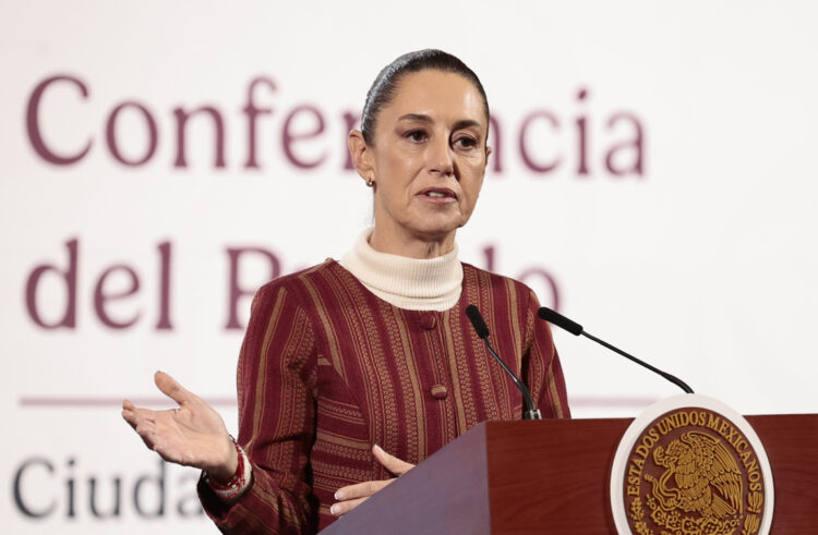 La presidenta de México, Claudia Sheinbaum, habla en una conferencia de prensa este viernes, en Palacio Nacional de la Ciudad de México Foto:  EFE/José Méndez