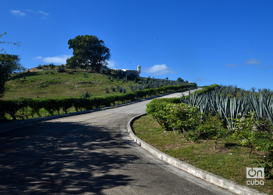 Camino que conduce el Castillo de Santo Domingo de Atarés, en La Habana. Foto: Otmaro Rodríguez.