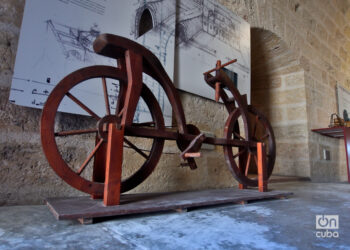 Medio de transporte similar a una bicicleta, diseñado por Leonardo da Vinci, en exhibición en el Castillo de Atarés, en La Habana. Foto: Otmaro Rodríguez.