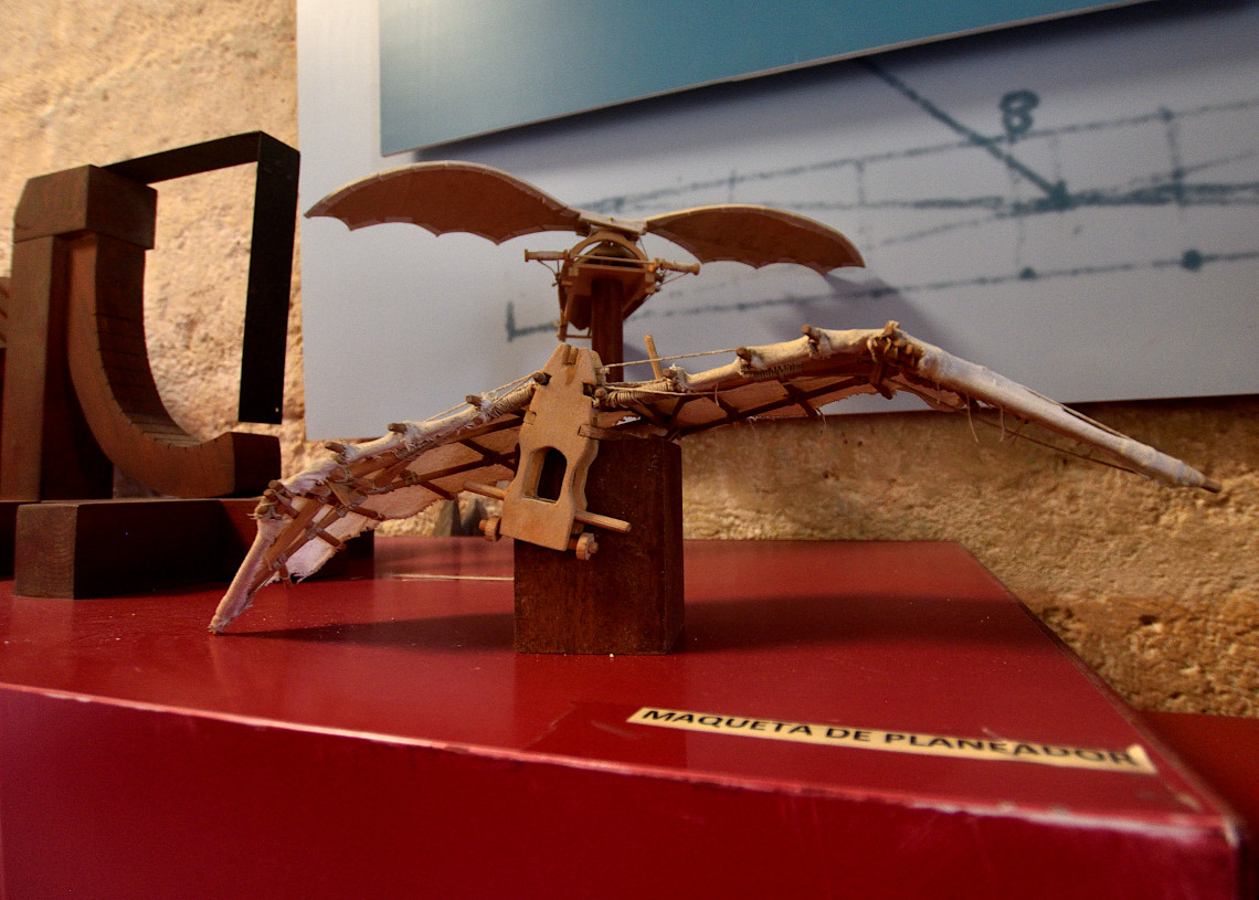 Maqueta del planeador diseñado por Leonado da Vinci, en exhibición en el Castillo de Atarés. Foto: Otmaro Rodríguez.