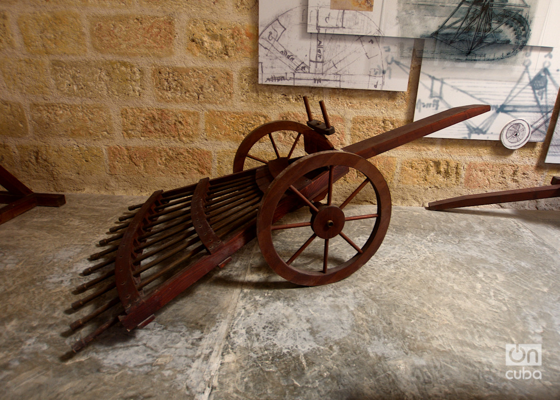 Excavadora diseñada por Leonado da Vinci, en exhibición en el Castillo de Atarés. Foto: Otmaro Rodríguez.