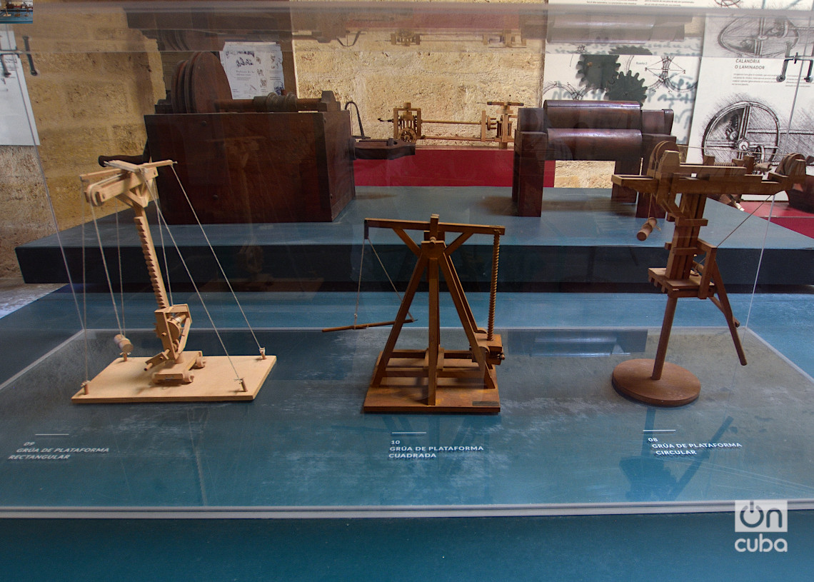 Grúas diseñadas por Leonado da Vinci, en exhibición en el Castillo de Atarés. Foto: Otmaro Rodríguez.