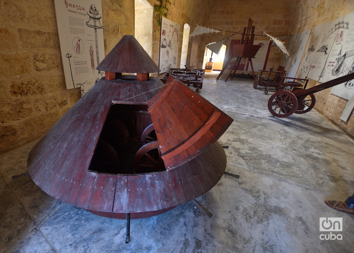 Tanque de combate diseñado por Leonardo da Vinci, en exhibición en el Castillo de Atarés. Foto: Otmaro Rodríguez.