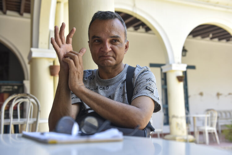 El poeta Ronel González en el patio de la UNEAC de Holguín. Foto: Kaloian Santos Cabrera.