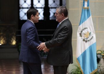 El secretario de Estado de Estados Unidos, Marco Rubio, y el presidente de Guatemala, Bernardo Arévalo, este miércoles en el Palacio Nacional de Cultura en Ciudad de Guatemala. Foto: EFE/ David Toro.