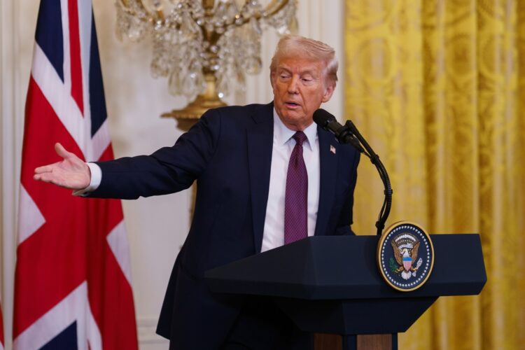 El presidente Donald Trump, durante una rueda de prensa junto al primer ministro británico, Keir Starmer, Casa Blanca, 27 de febrero de 2025. Foto:  EFE/EPA/WILL OLIVER.