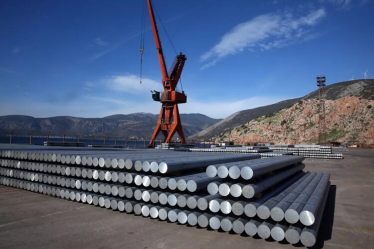 Fotografía de archivo de varillas y placas de aluminio, productos afectados por los aranceles de Donald Trump para países como México y Canadá. Foto: Alexandros Beltes / EFE / Archivo.