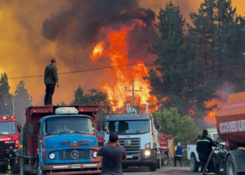 Personas observan los incendios el 3 de febrero de 2025 en El Bolsón, Río Negro. Foto: Gonzalo Keogan/EFE/.