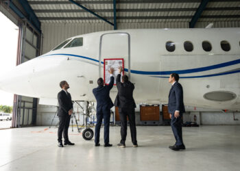 Fotografía cedida por el Departamento de Estado de Estados Unidos de autoridades dominicanas confiscando un avión en el aeropuerto La Isabela este jueves, en Santo Domingo (República Dominicana). Estados Unidos confiscó un avión supuestamente relacionado con el Gobierno de Venezuela estacionado en un hangar de un aeropuerto de Santo Domingo por supuestas violaciones a las leyes de control de exportaciones y sanciones de EE.UU., el segundo aparato incautado en cinco meses. EFE/ Departamento de Estado de Estados Unidos /Freddie Everett