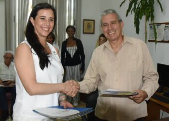 Firma de un convenio entre la Agencia Boliviana de Energía Nuclear (ABN) y el Centro de Isótopos de Cuba (Centis). Foto: Centis / Facebook.