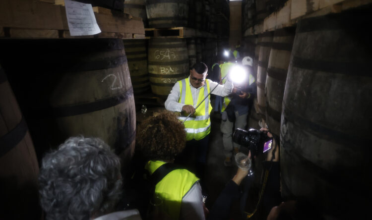 El maestro del ron cubano Asbel Morales sirviendo ron Havana Club, en el almacén de maduración de la destilería de San José, provincia de Mayabeque.Foto: Ernesto Mastrascusa/ EFE.