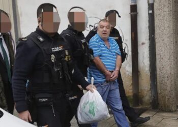 Policía conduce al asesino. Foto: Jorge Peteiro, Europa Press, tomada de La Voz de Austurias.