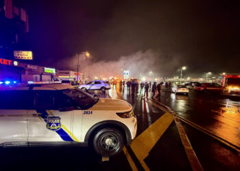 Lugar donde se estrelló el avión en la noche del viernes en las inmediaciones del centro comercial Roosevelt en la Avenida Cottman en Filadelfia, Estados Unidos. Foto: Cuerpo de bomberos de Filadelfia /EFE.