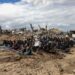 Palestinos rezan frente a sus hogares destruidos por los ataques israelíes, en Khan Yunis, sur de Gaza, 7 de febrero de 2025. Foto: EFE/EPA/HAITHAM IMAD.