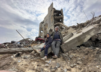 Un pare y su hijo frente a su casa destrozada por los ataques de Israel, en el barrio de Zeitún de la ciudad de Gaza. Foto: Ahmad Awad 7 EFE.