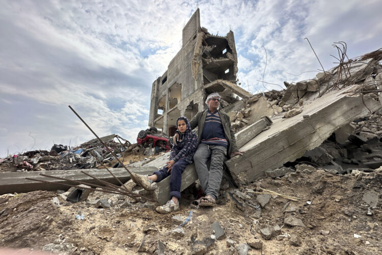 Un pare y su hijo frente a su casa destrozada por los ataques de Israel, en el barrio de Zeitún de la ciudad de Gaza. Foto: Ahmad Awad 7 EFE.