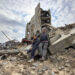 Un pare y su hijo frente a su casa destrozada por los ataques de Israel, en el barrio de Zeitún de la ciudad de Gaza. Foto: Ahmad Awad 7 EFE.