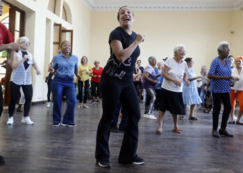 Lizt Alfonso (c) dirige una clase de baile para adultos mayores en La Habana, como parte de una iniciativa inspirada por la exposición "Abuelos y Abuelas prestados" de la fotógrafa cubana Monik Molinet. Foto: Ernesto Mastrascusa / EFE.