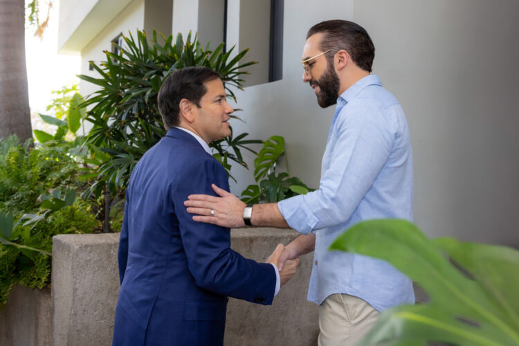 Nayib Bukele recibió en su residencia al secretario de Estado Marco Rubio. Foto: EFE/ Gobierno de El Salvador.