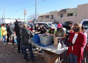 Inmigrantes recibendo ayuda cerca de un albergue en El Paso, Texas. Foto: Octavio Guzmán /EFE/ARCHIVO.