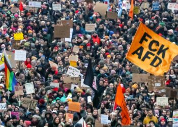 El 2 de febrero de 2025 la gente se reunió para protestar contra la cooperación de la Unión Demócrata Cristiana (CDU) con el partido de extrema derecha Alternativa para Alemania (AFD) después de que la moción de la CDU en el Bundestag ganara una mayoría con la ayuda de los votos de AfD. Foto: EFE/EPA/HANNIBAL HANSCHKE.