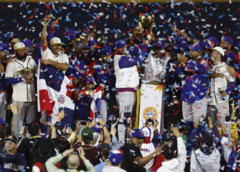 Jugadores de República Dominicana festejan el triunfo ante México este viernes, durante el juego final de la Serie del Caribe de Béisbol 2025, en el estadio Nido de los Águilas en la ciudad de Mexicali en el estado de Baja California (México). EFE/ Sáshenka Gutiérrez