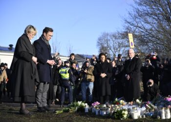 El primer ministro Ulf Kristersson junto a su esposa durante el homenaje a las víctimas. Foto: ANDERS WIKLUND /EFE/EPA.