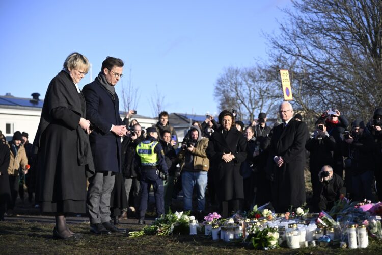 El primer ministro Ulf Kristersson junto a su esposa durante el homenaje a las víctimas. Foto: ANDERS WIKLUND /EFE/EPA.