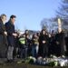 El primer ministro Ulf Kristersson junto a su esposa durante el homenaje a las víctimas. Foto: ANDERS WIKLUND /EFE/EPA.