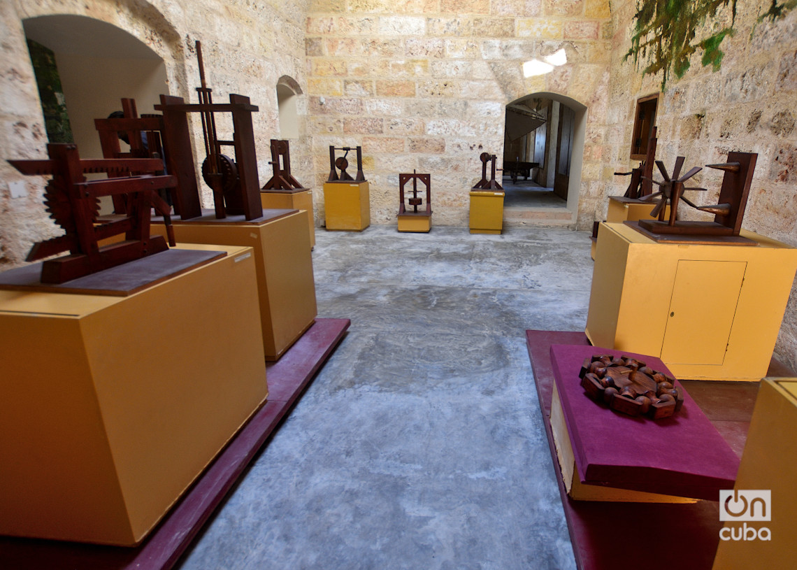 Sala con piezas para el estudio de la transmisión del movimiento de Da Vinci, en el Castillo de Atarés. Foto: Otmaro Rodríguez.