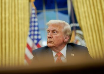 El presidente Donald Trump durante la firma de una orden ejecutiva en el Despacho Oval de la Casa Blanca. Foto: Alexander Drago / POOL / EFE.