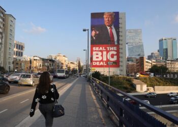 Tel Aviv (Israel), 04/02/2025. La gente pasa junto a un gran cartel que muestra al presidente estadounidense Donald Trump pidiendo completar el acuerdo sobre rehenes entre Israel y Hamás. Foto: EFE/EPA/ABIR SULTAN