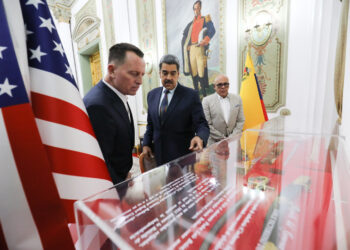 Maduro (d) junto al enviado especial del presidente de Estados Unidos Donald Trump, Richard Grenell (i). Foto: Palacio de Miraflores/EFE.