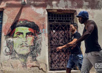 La foto del Che de Korda pintada en una pared de La Habana. Foto: Kaloian.