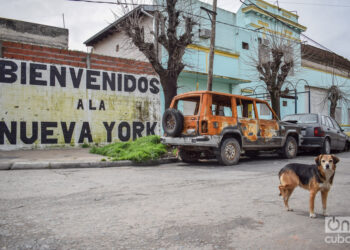 Inicio de la calle Nueva York de Berisso, en Argentina. Foto: Kaloian.