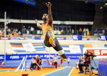 Lester Lescay durante la competencia masculina de salto de longitud en el Campeonato Europeo de pista cubierta en Apeldoorn, Países Bajos. Foto: Robin van Lonkhuijsen/EFE/EPA.