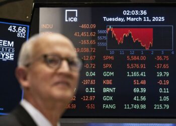 Una pantalla muestra el promedio industrial Dow Jones en la Bolsa de Nueva York el 11 de marzo de 2025. Foto: EFE/EPA/JUSTIN LANE.